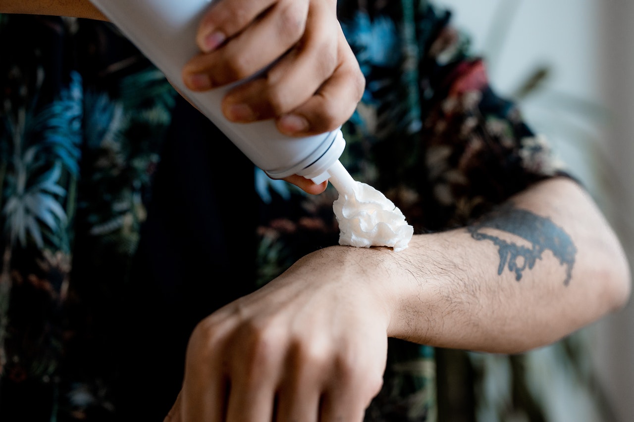 Crema applicata sui tatuaggi