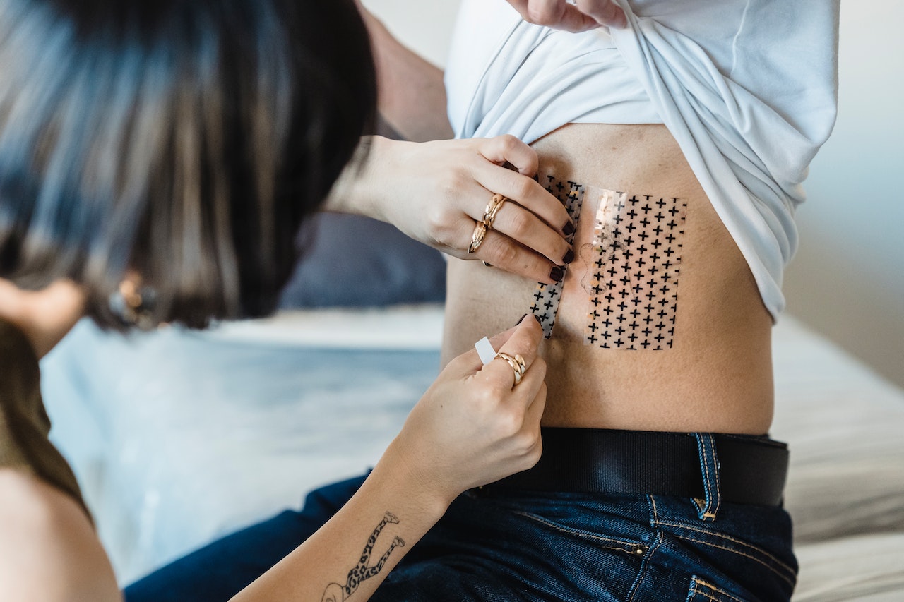La pellicola sul tatuaggio - Foto di Michael Burrows/ Pexels.com