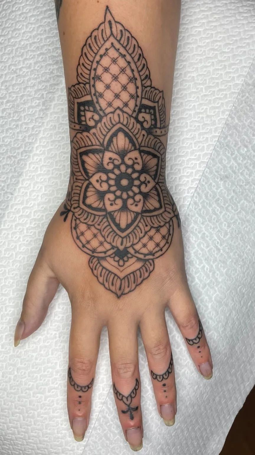 Mandala sulle mani - Instagram: @marcie_bitter_ink