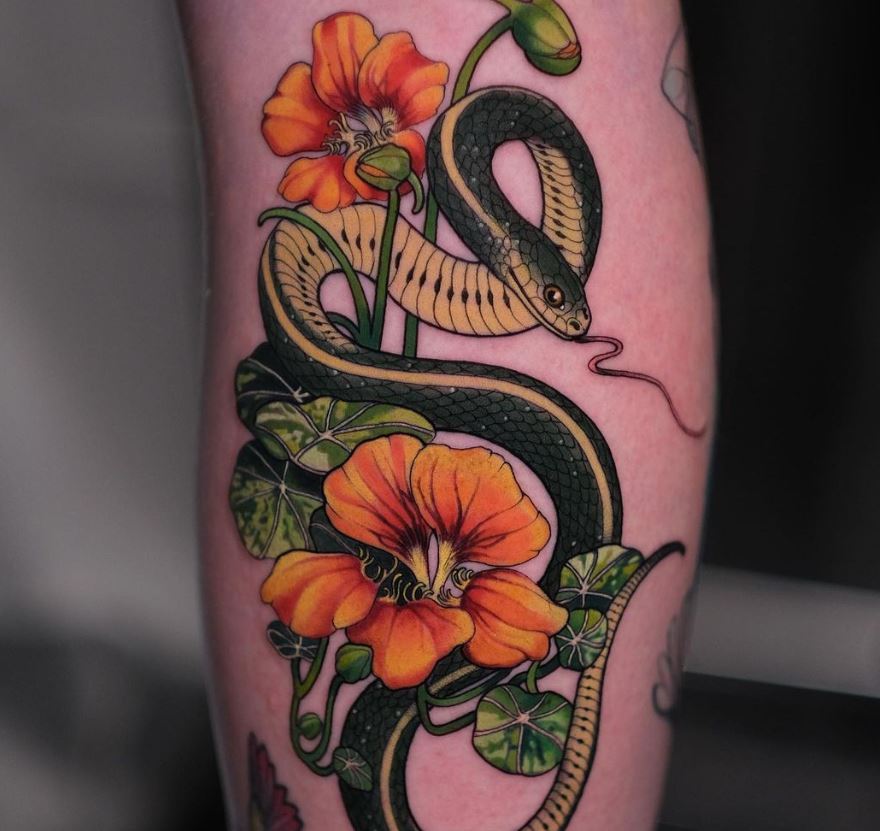 Serpente verde e fiori