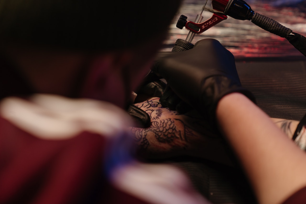 Tatuaggi e infezioni - Foto di cottonbro studio/ Pexels.com