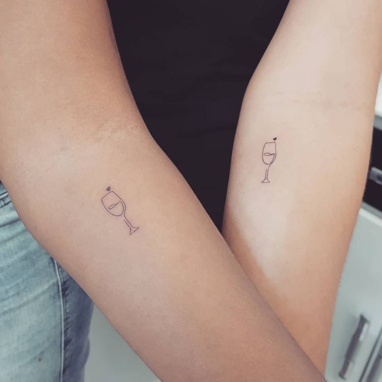 Tatuaggio calice di vino - Foto: @Pinterest. it