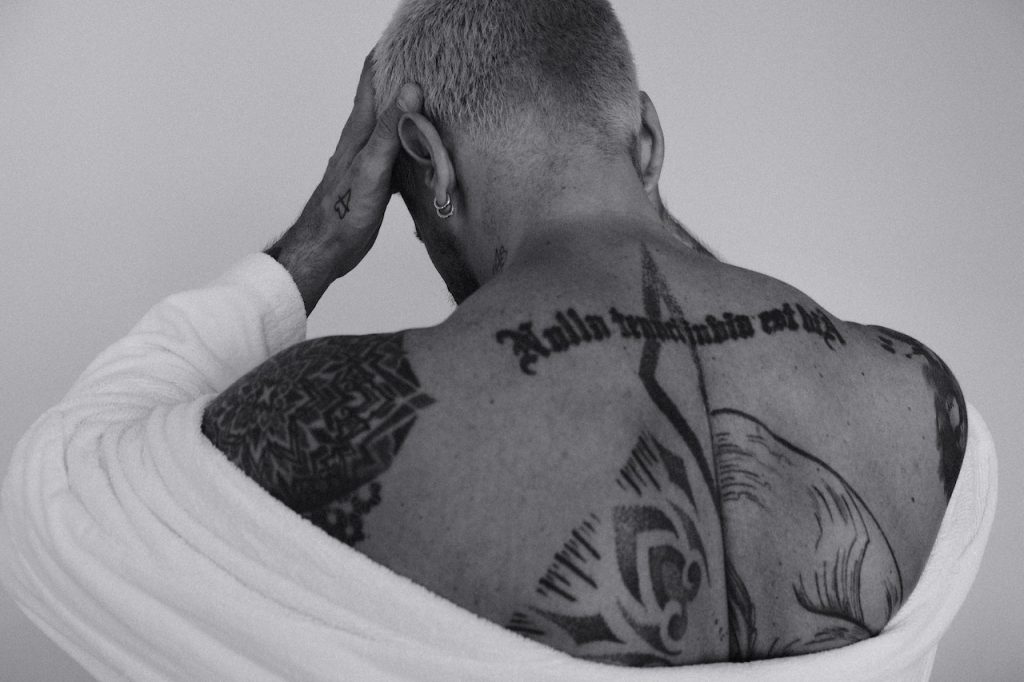 Tatuaggio dietro la schiena - Foto: Pexels.com