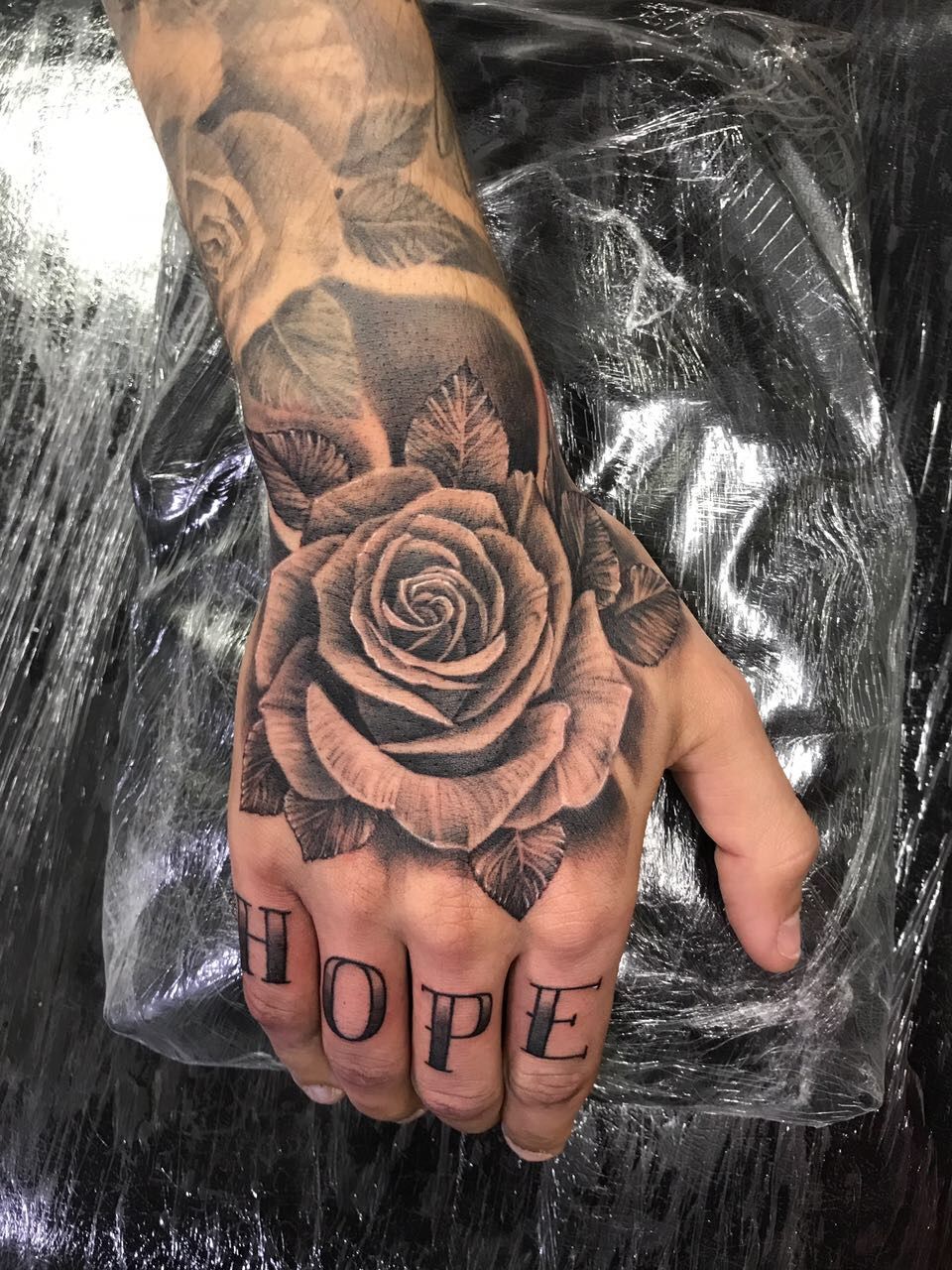 Tatuaggio rosa sulle mani - Foto: Pinterest
