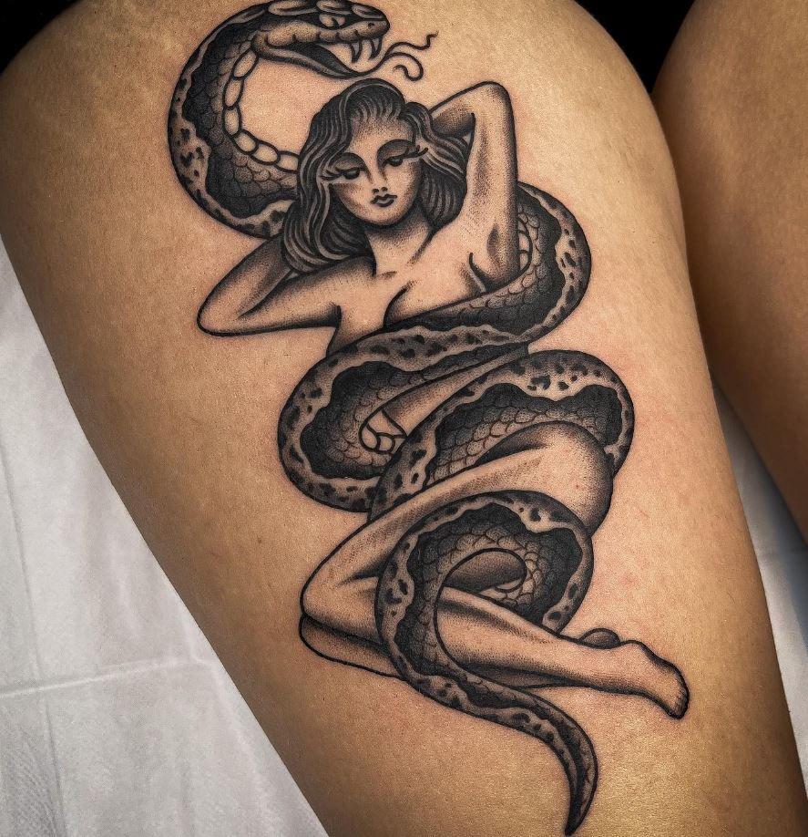 Tatuaggio serpente che stringe una donna