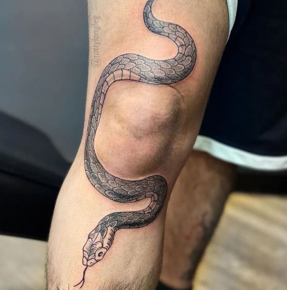 Tatuaggio serpente gamba