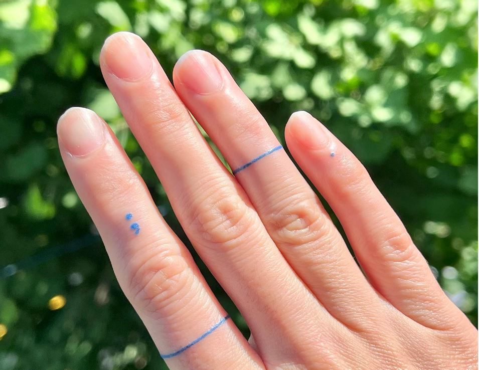 Anelli blu sulle dita