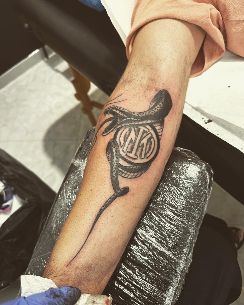 Biscia che cinge lo stemma dell'Inter