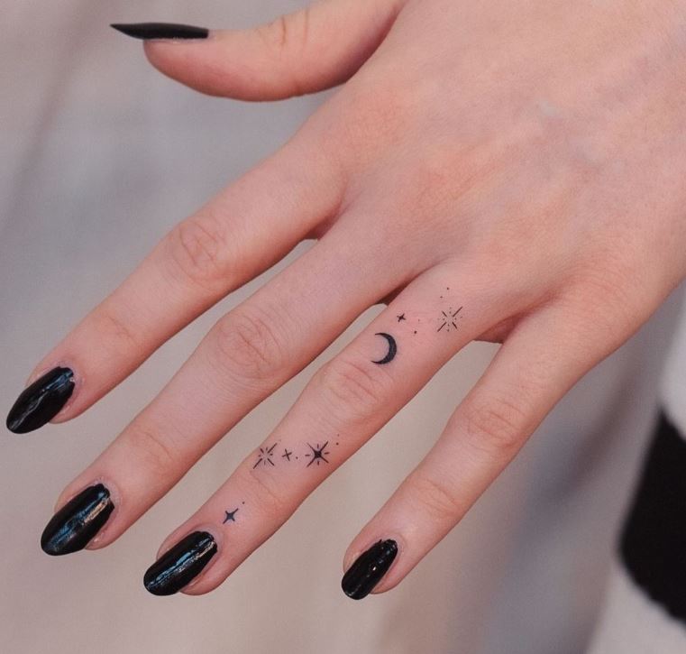 Dita decorate luna e stelle