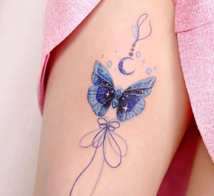 Farfalla blu sulla coscia