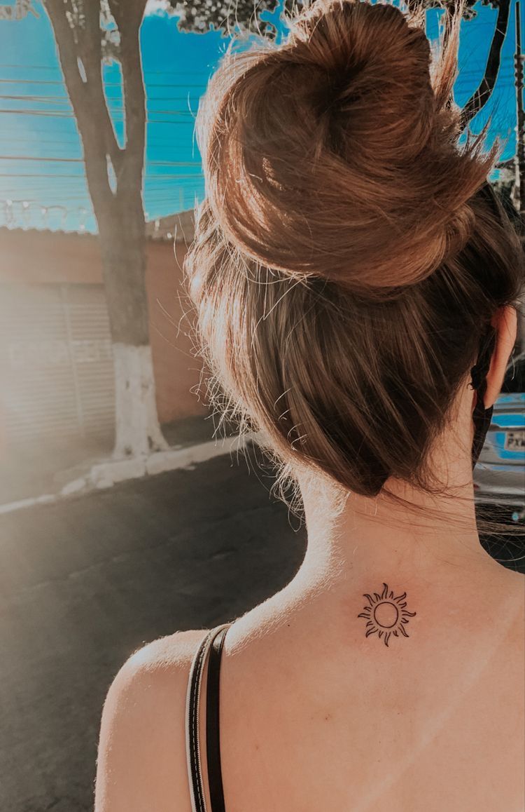 Tattoo sole collo - Foto: Pinterest.it