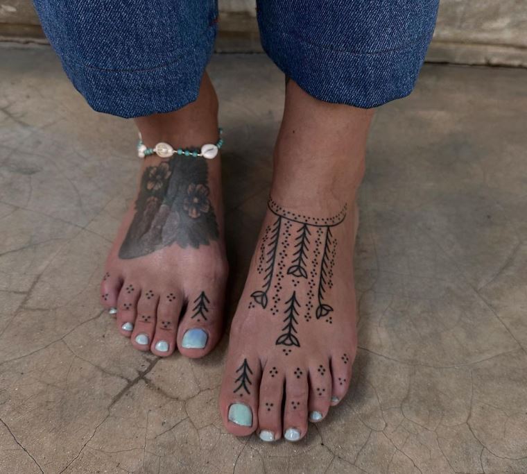 Tatuaggi ornamentali diversi piedi