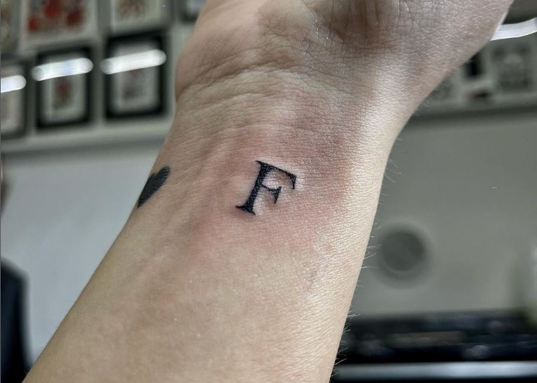Tatuaggio Iniziale sul Polso