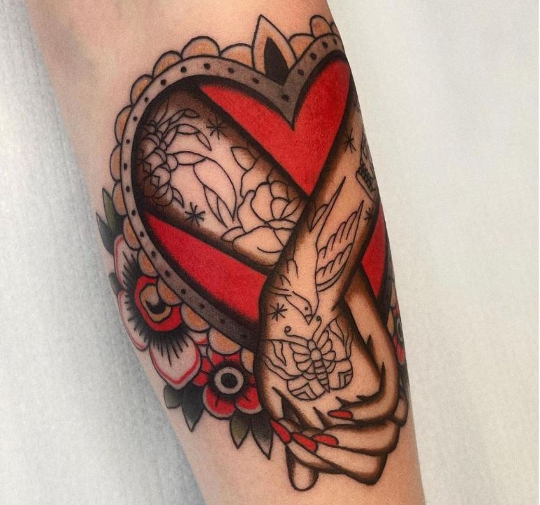 Tatuaggio cuori e mani