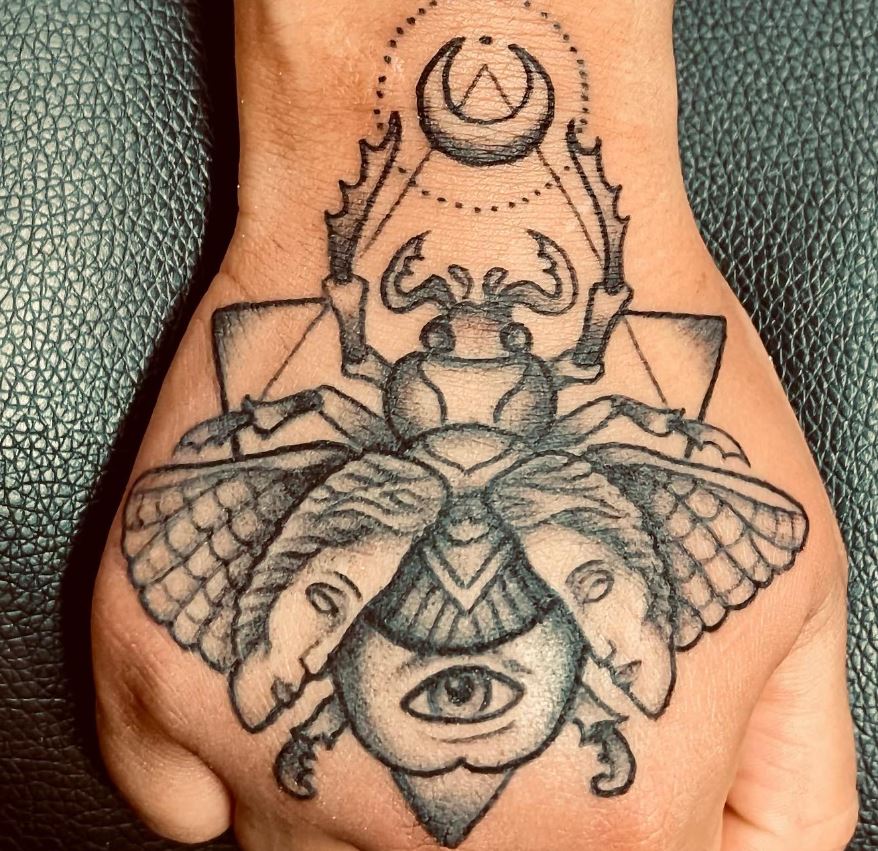 Tatuaggio egiziano scarabeo