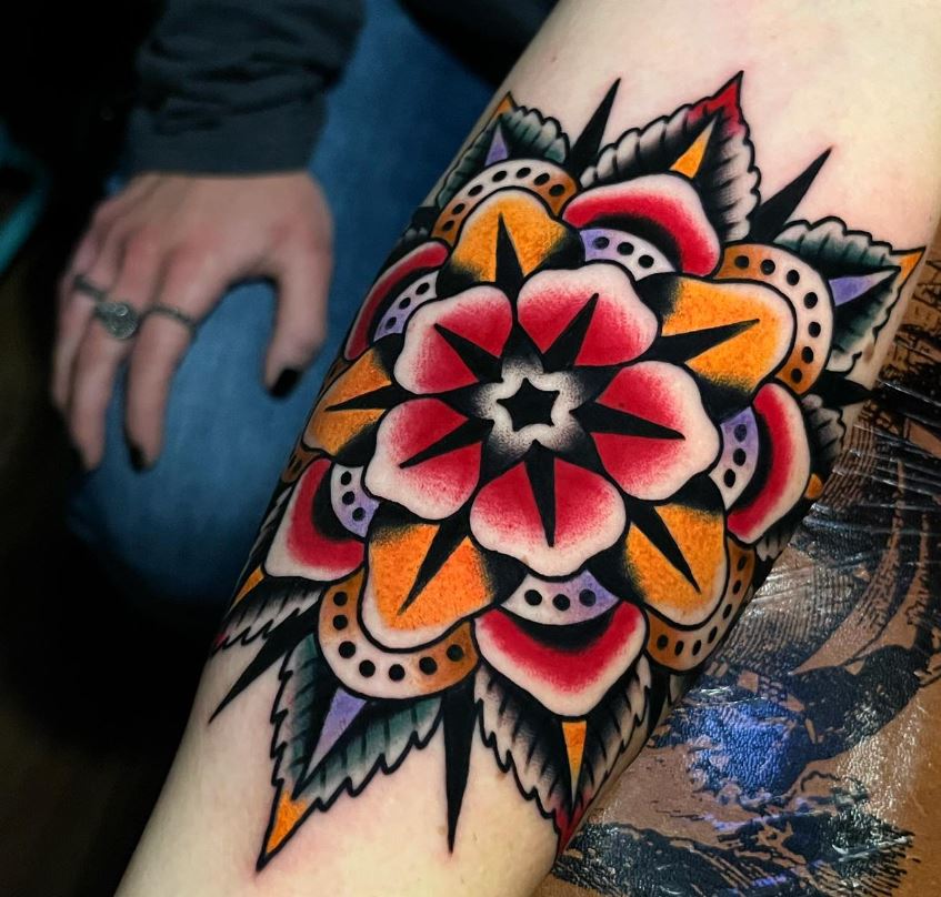 Tatuaggio mandala colorato
