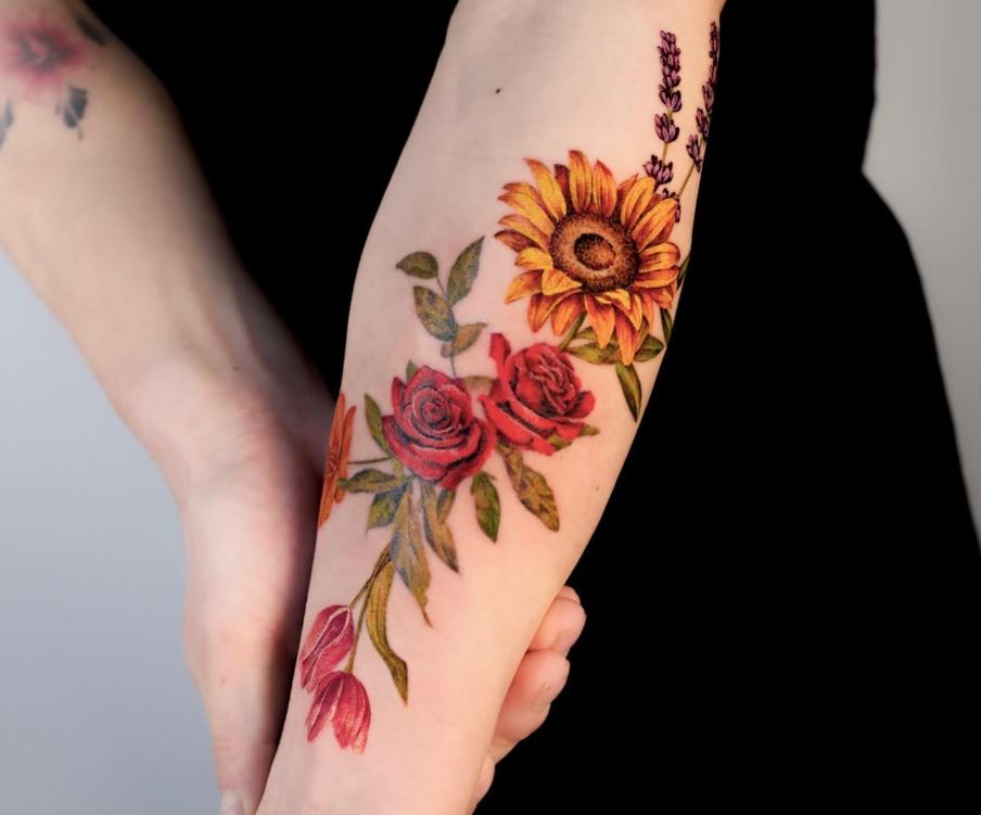 Tatuaggio molti fiori sul braccio