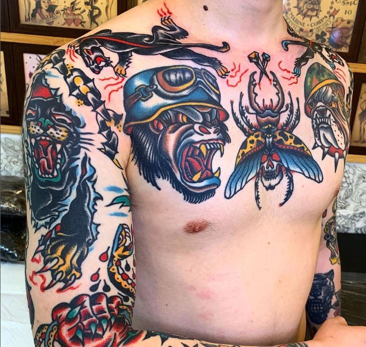 Tatuaggio old school sul petto