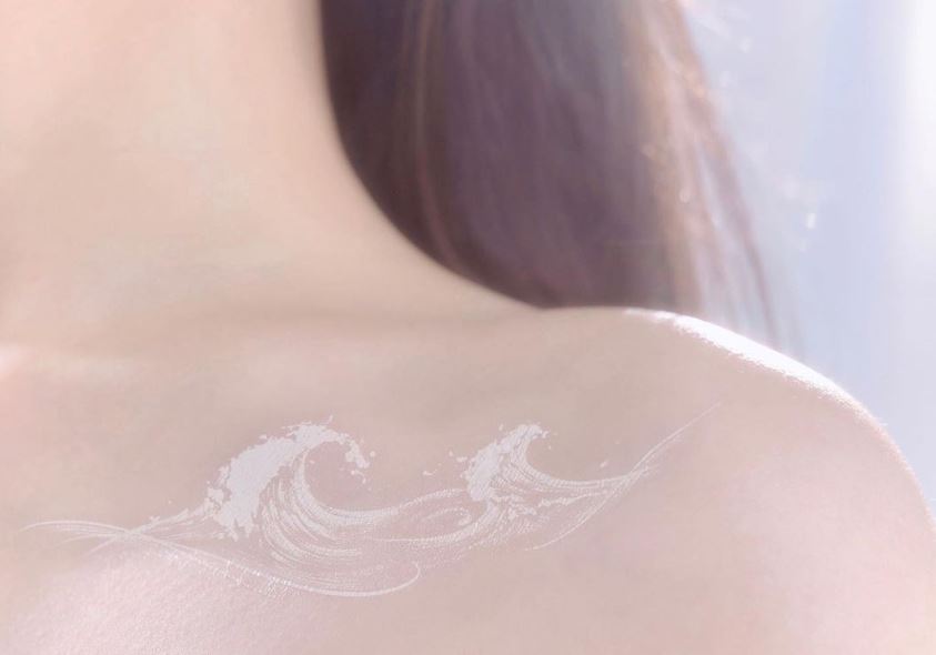 Tatuaggio onde bianche petto