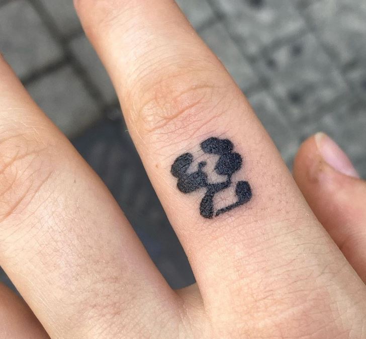 Tatuaggio simbolo sul dito
