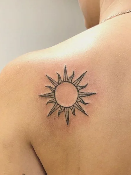 Tatuaggio sole radiante - Foto: Pinterest.it