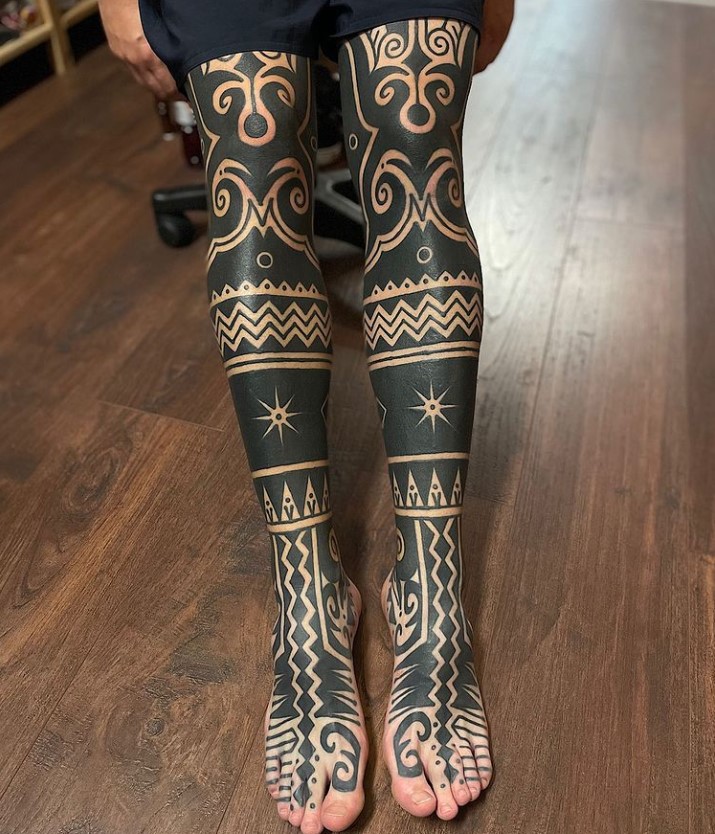 Tatuaggio tribale gambe
