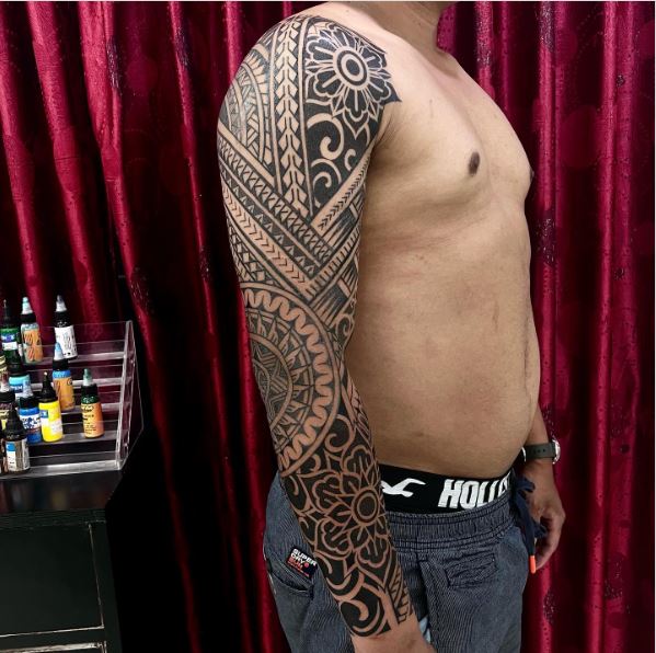 Tatuaggio tribale uomo sul braccio