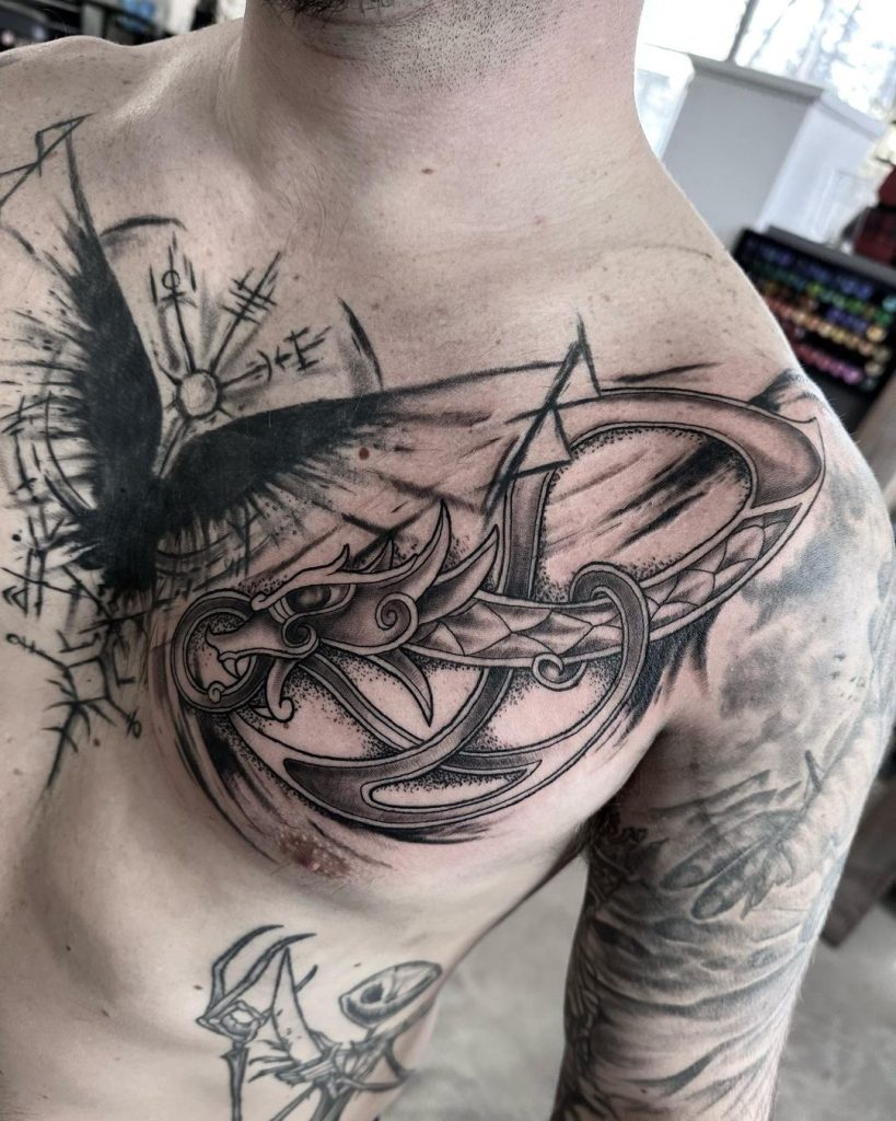 Tatuaggio vichingo sul petto corvo