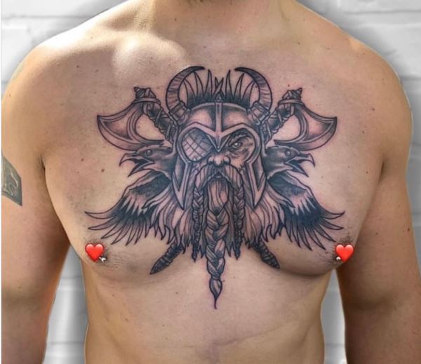 Tatuaggio vichingo sul petto
