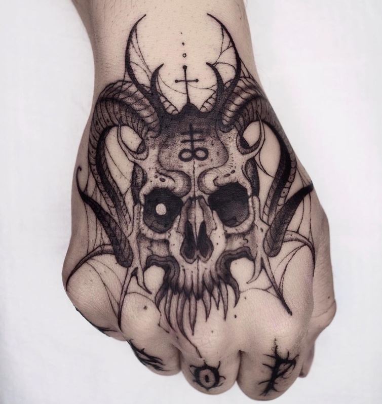 Teschio di capra sulla mano