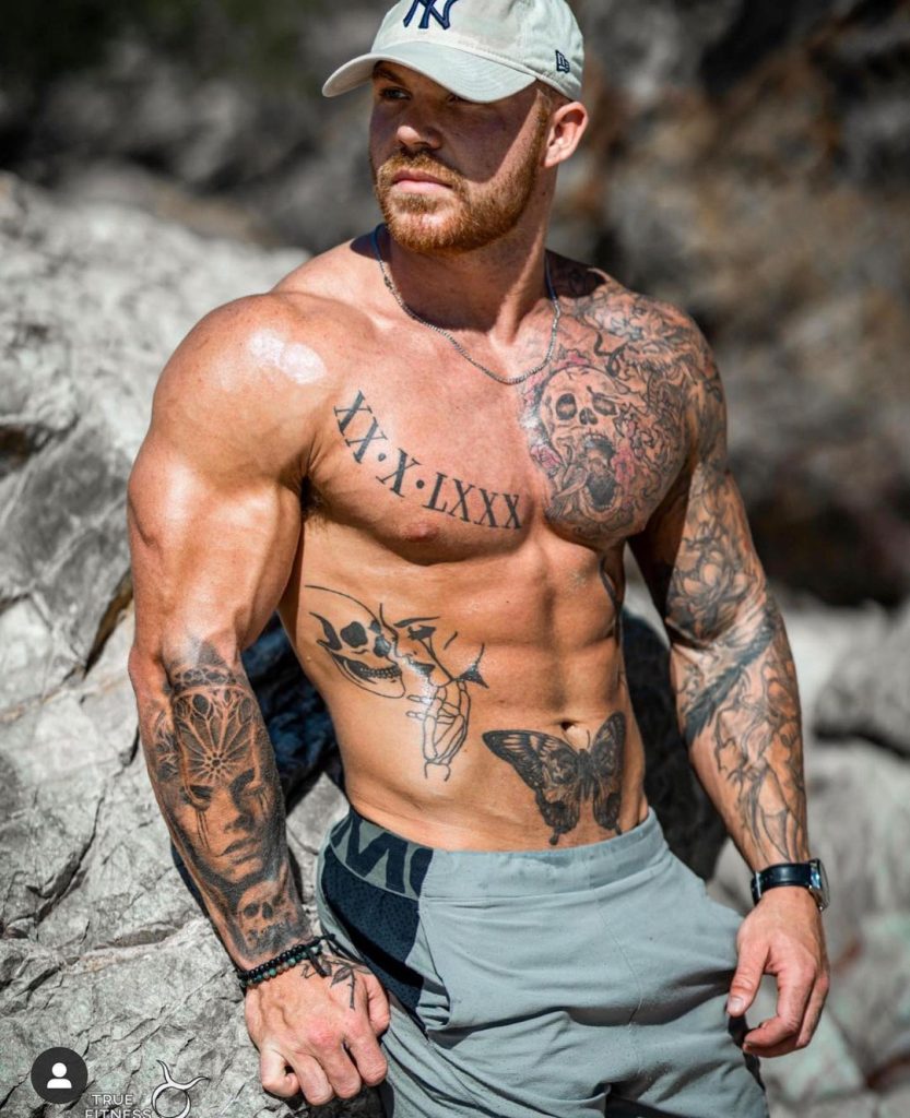 Uomo muscoloso tatuato virile