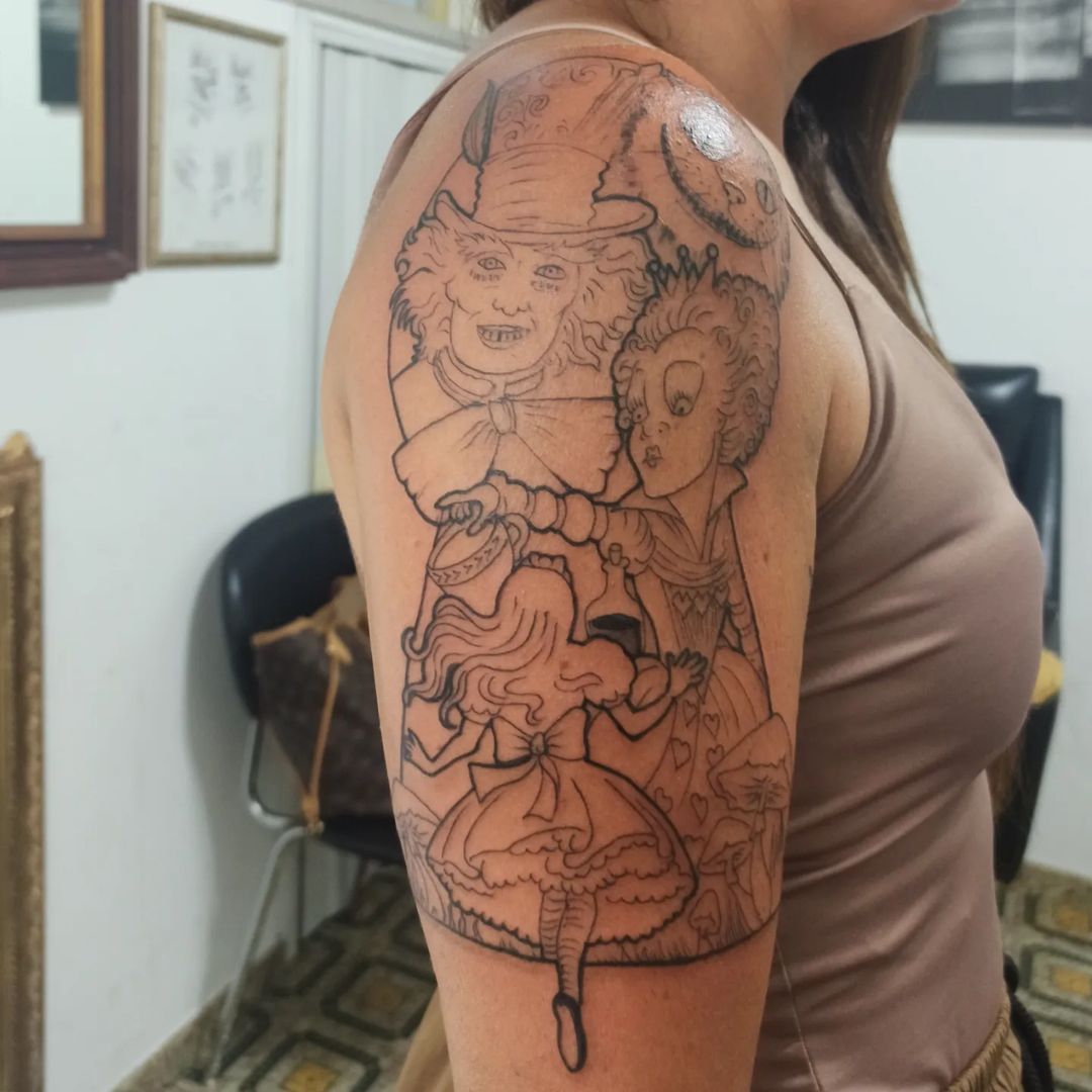 Il cappellaio matto tatuato su di un braccio femminile