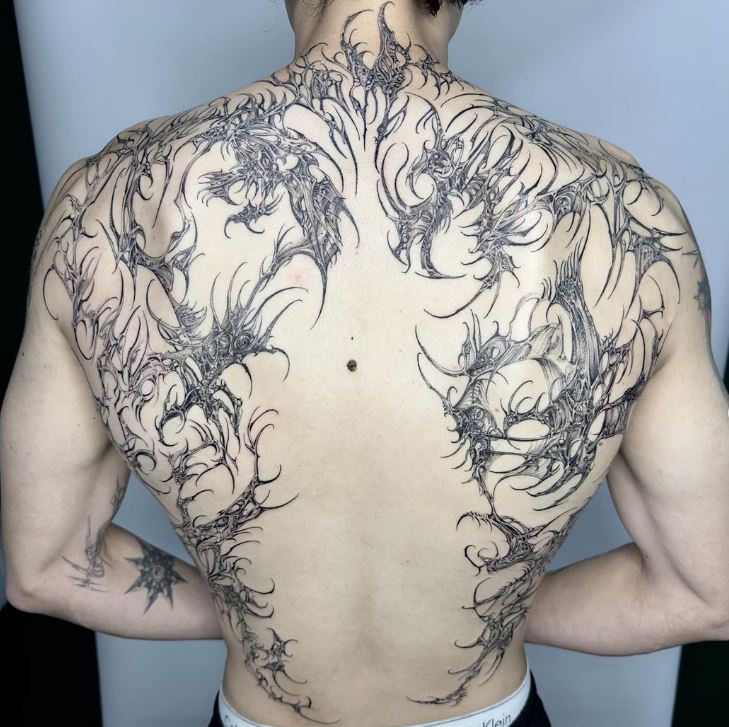 Tatuaggi decorativi schiena uomo