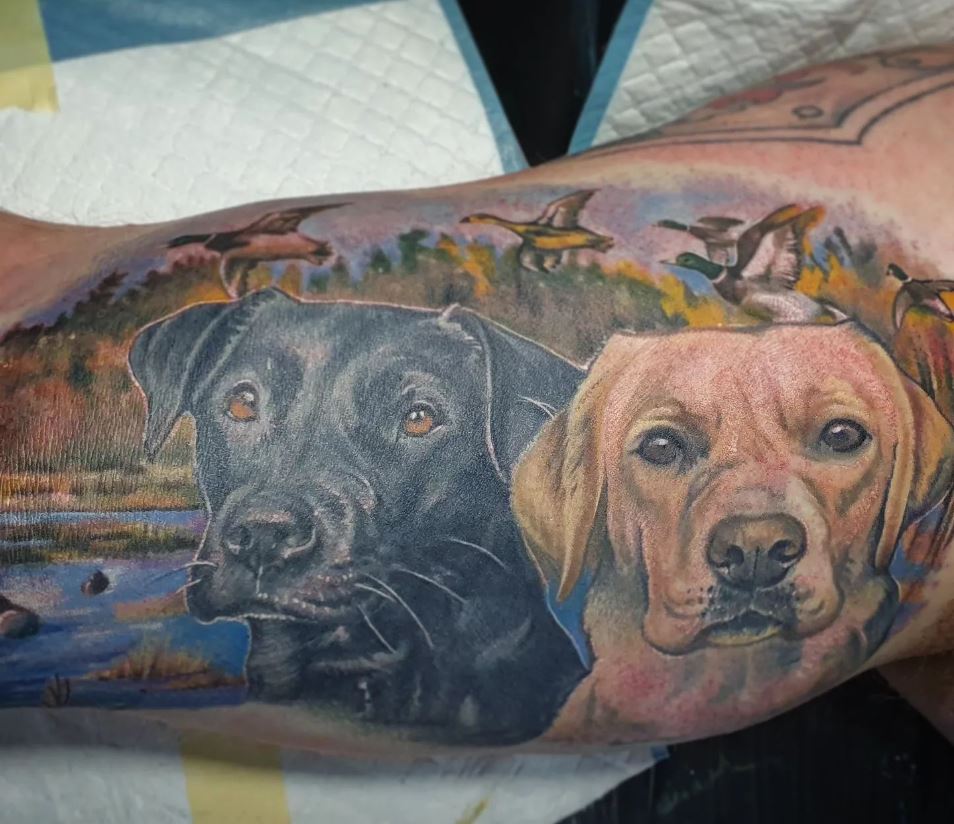 Tatuaggio dei cani sul gomito