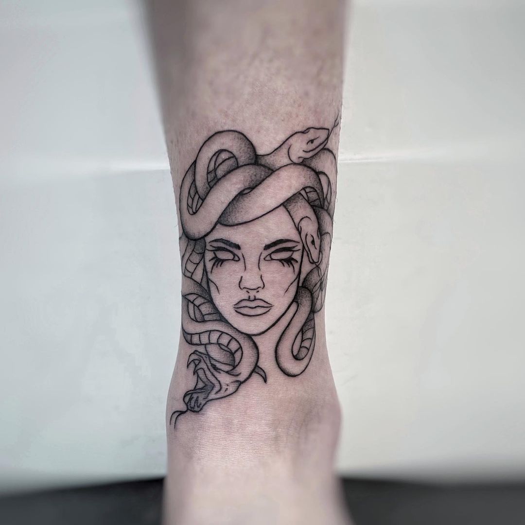Tatuaggio di Medusa sulla caviglia