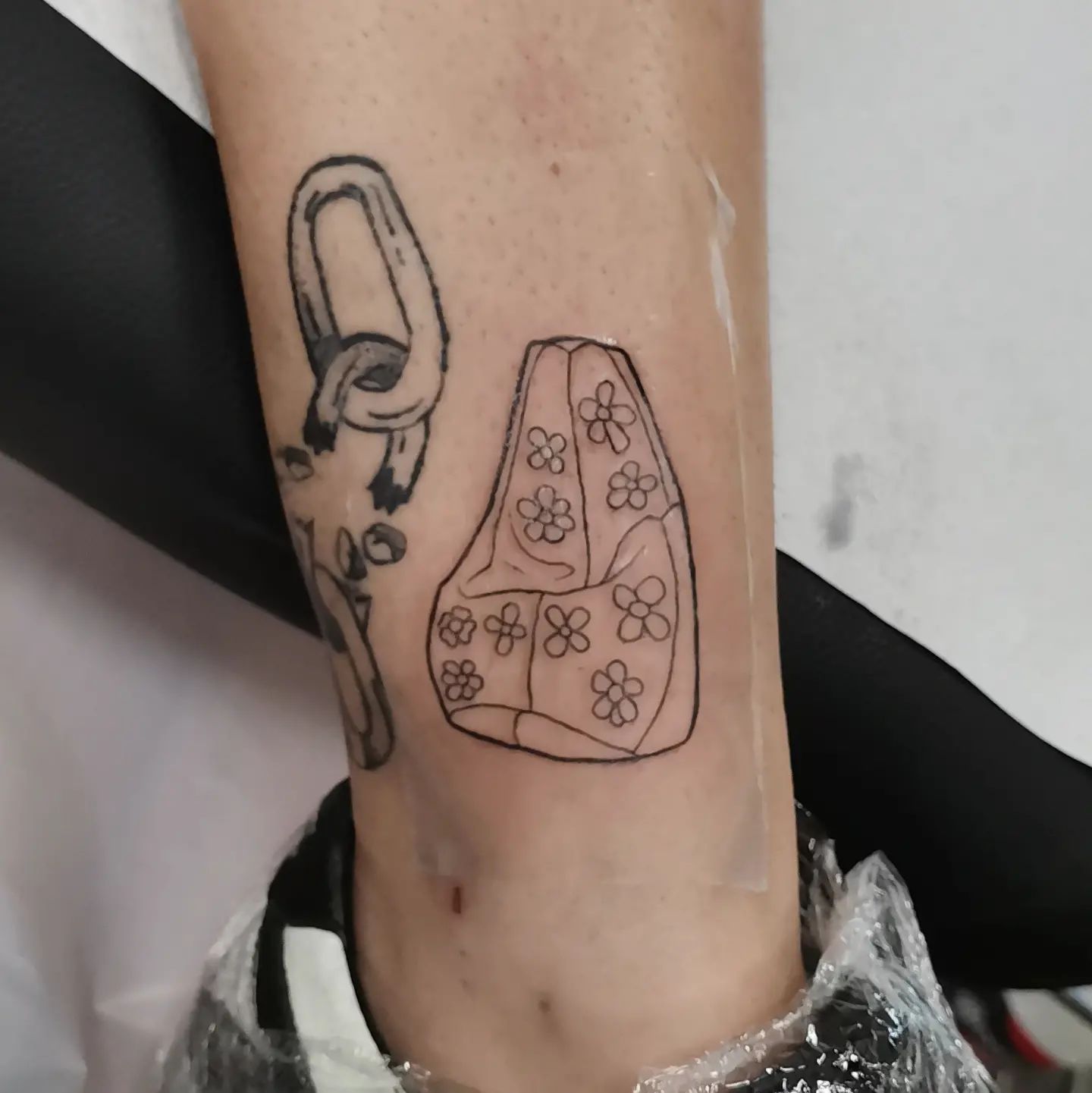 Tatuaggio di una catena su una caviglia