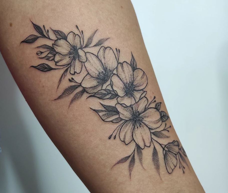 Tatuaggio floreale sul braccio