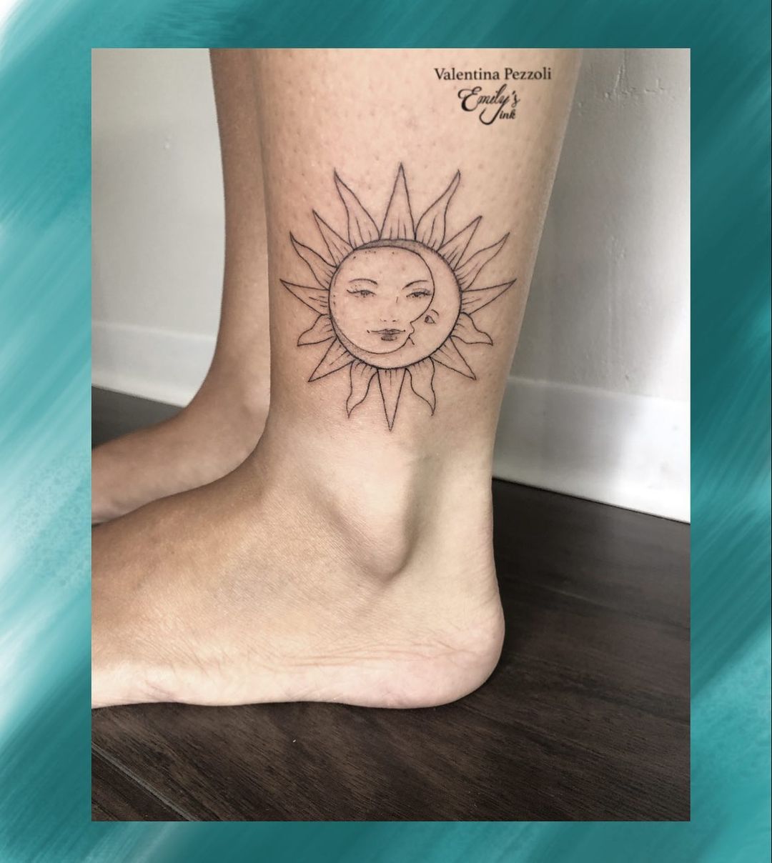 Tatuaggio sulla caviglia con sole e luna