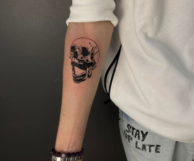 Tatuaggio teschio sul braccio