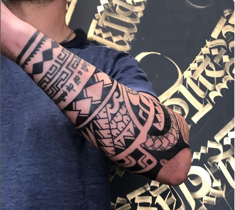 Tatuaggio tribale sul braccio