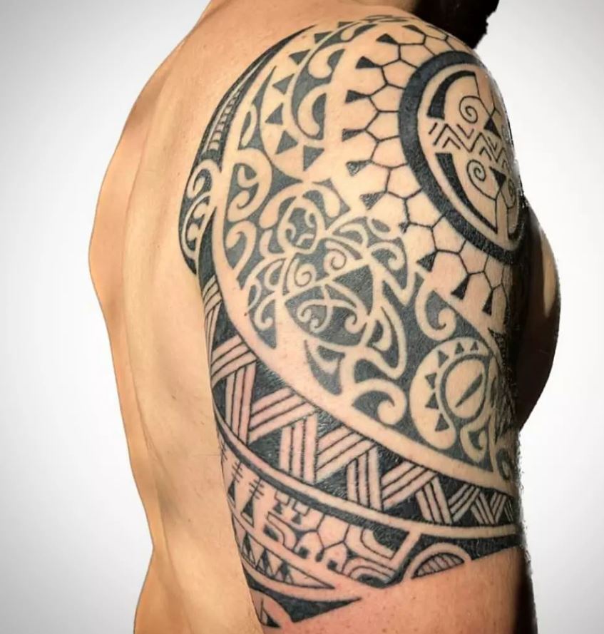 Tatuaggio tribale sulla spalla
