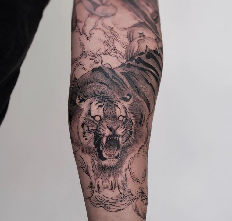 Tigre ruggisce nel tatuaggio
