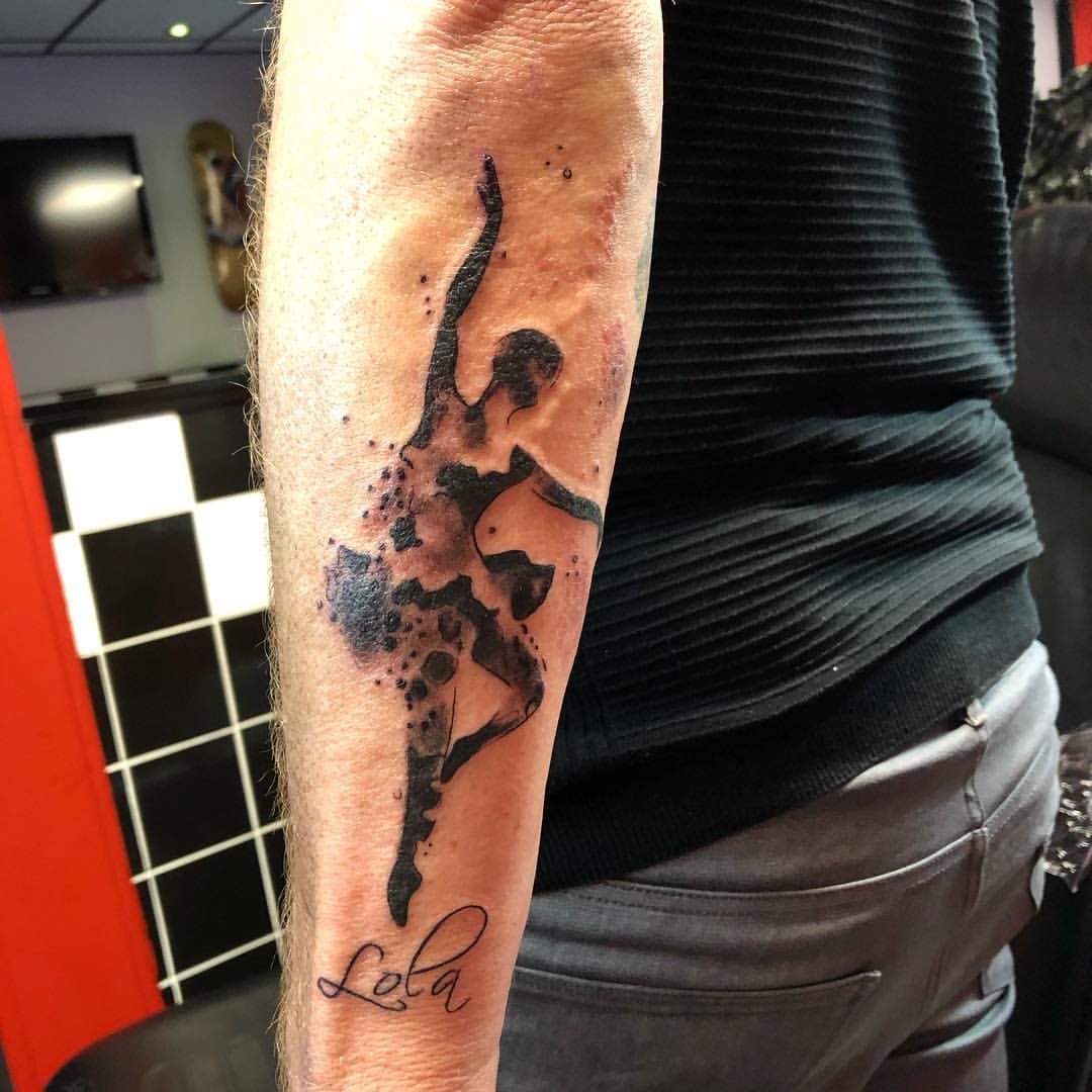 Ballerina, un padre si tatua sul braccio la passione della propria figlia