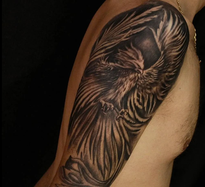 Fenice tatuata lungo tutto il braccio