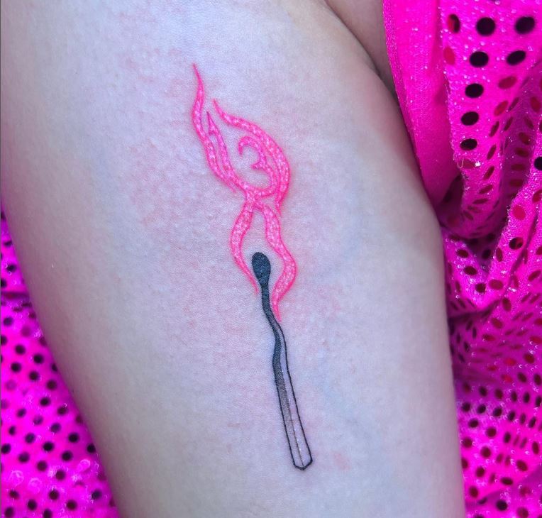 Fiammifero fiamma rosa