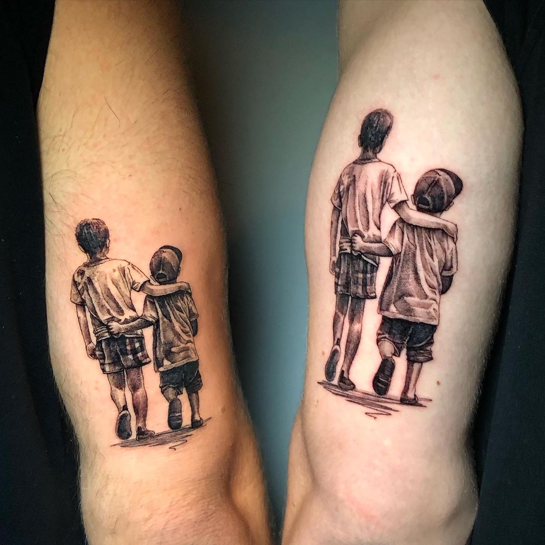 Fratelli abbracciati tatuaggio