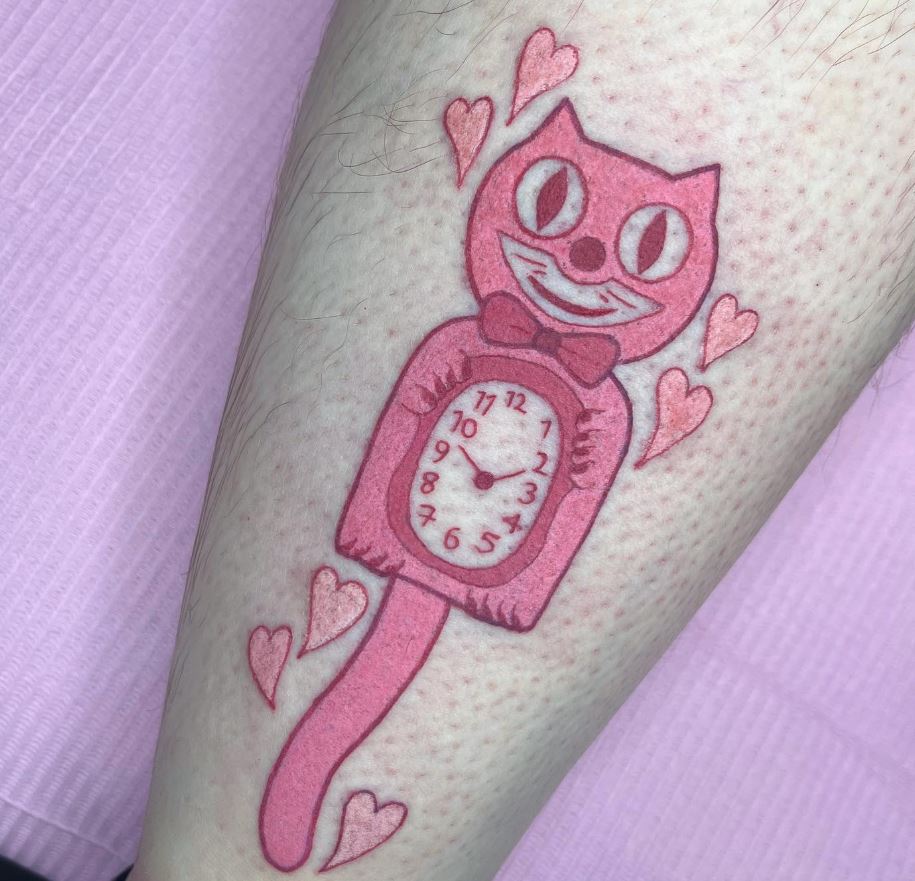 Gatto rosa sulla gamba