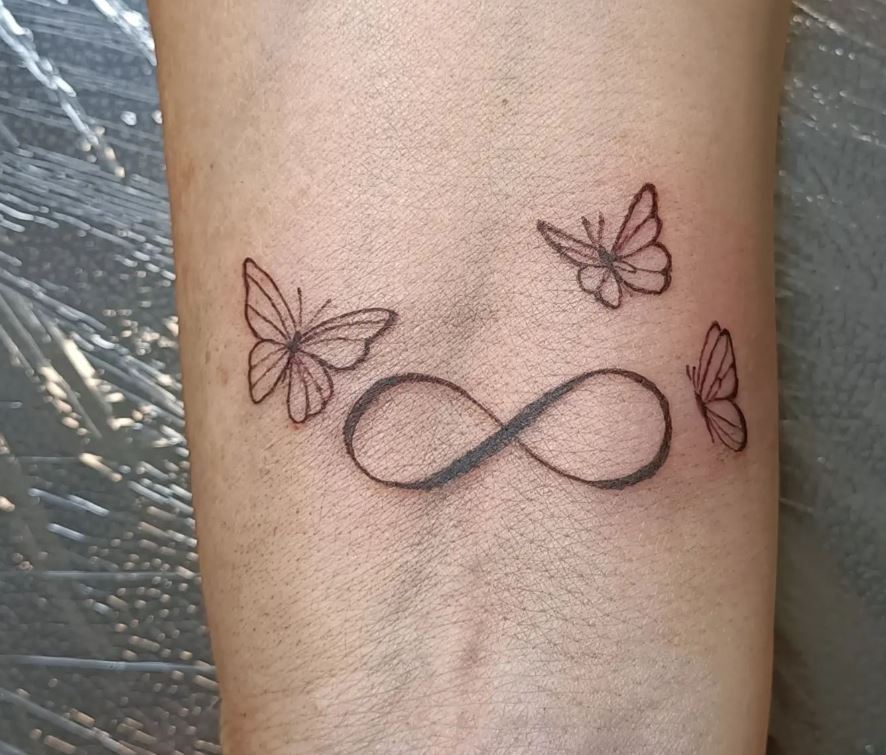 Infinito con farfalle