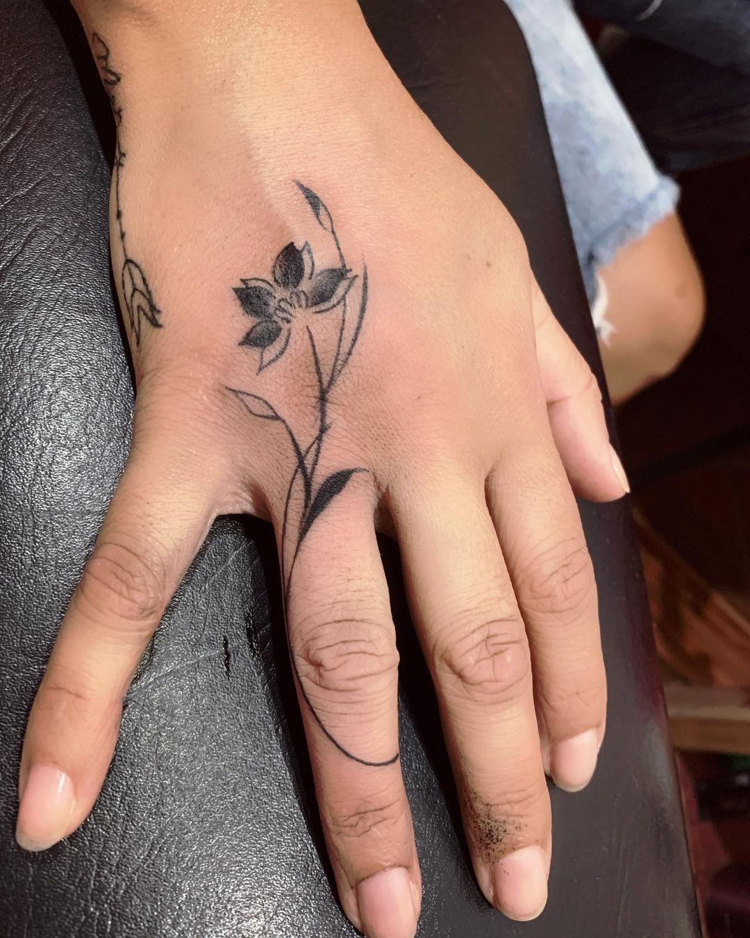 Mani donna fiore tatuato