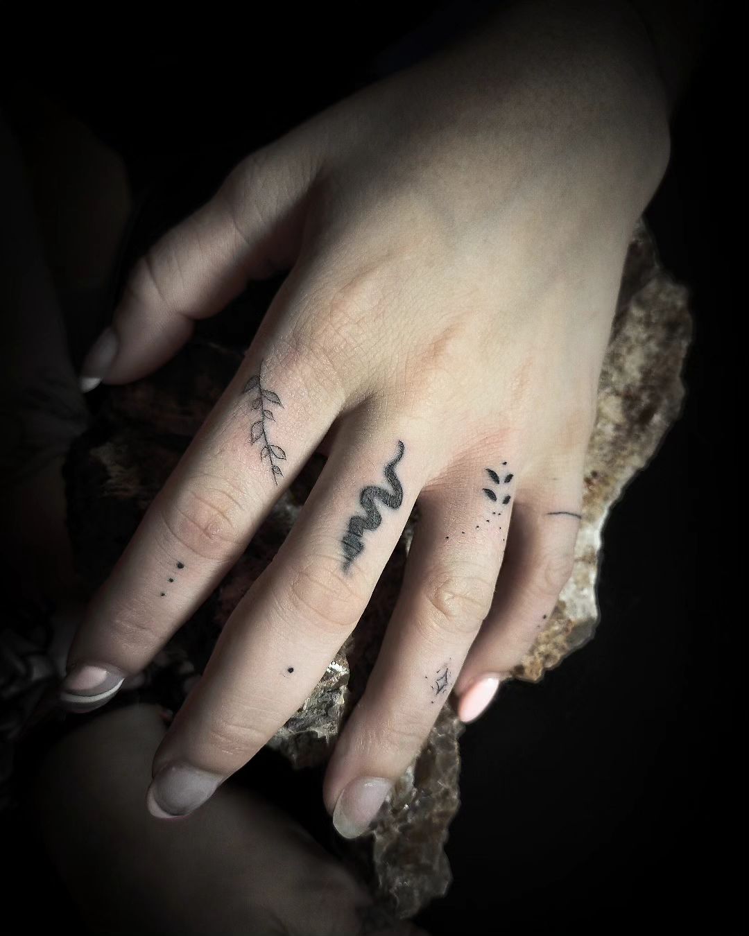 Mani donna piccolo serpente sulle dita